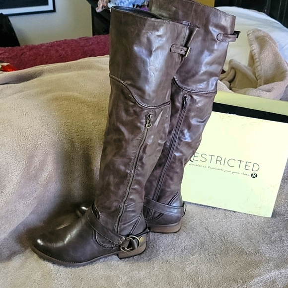 Tall brown leather boots - Picture 2 of 2